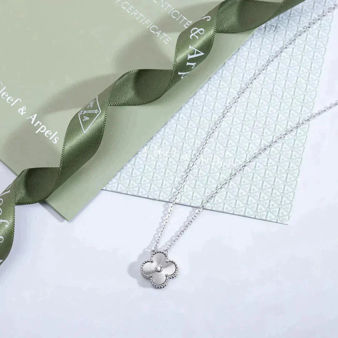 [AuraEcho]CLOVER  15MM DIAMOND LASER NECKLACE SILVER