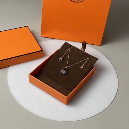 [AuraEcho]CONSTANCE BLACK PEDANT PINK GOLD NECKLACE