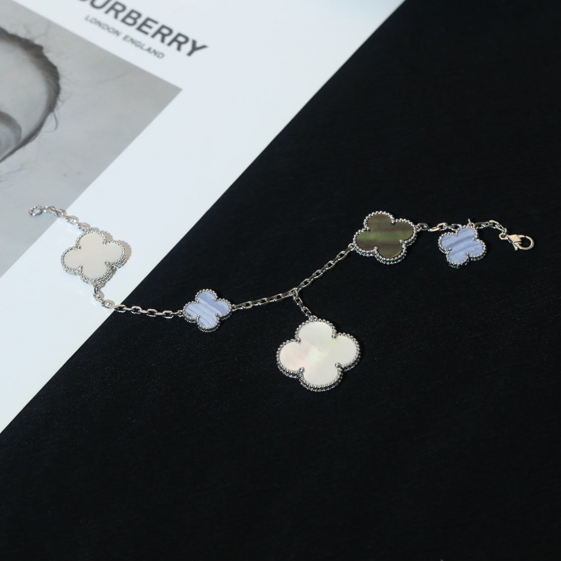 [AuraEcho]CLOVER BRACELET 5 MOTIFS MOP CHALCEDONY SILVER