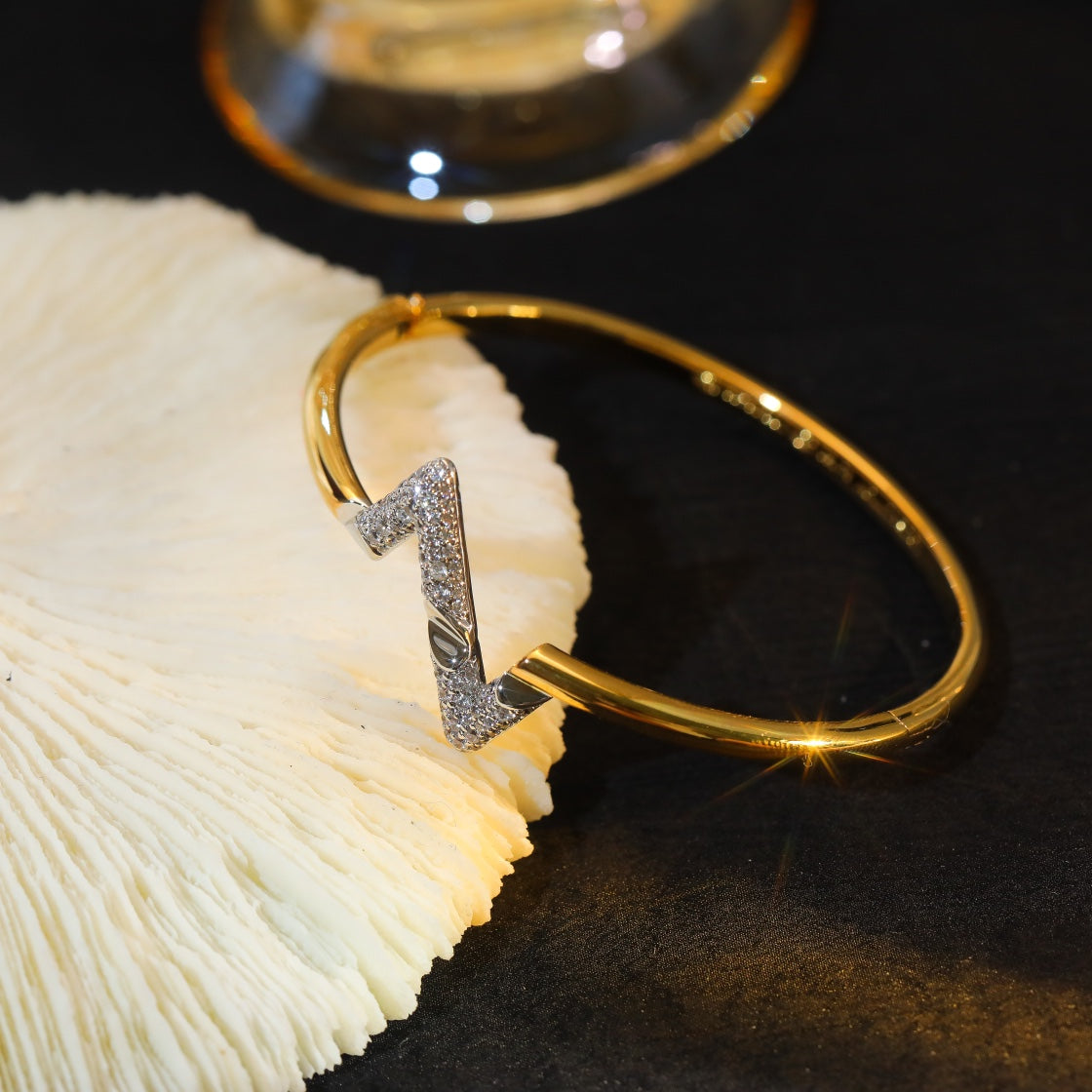 [AuraEcho]VOLTE UPSITE DOWN GOLD DIAMOND BRACELET