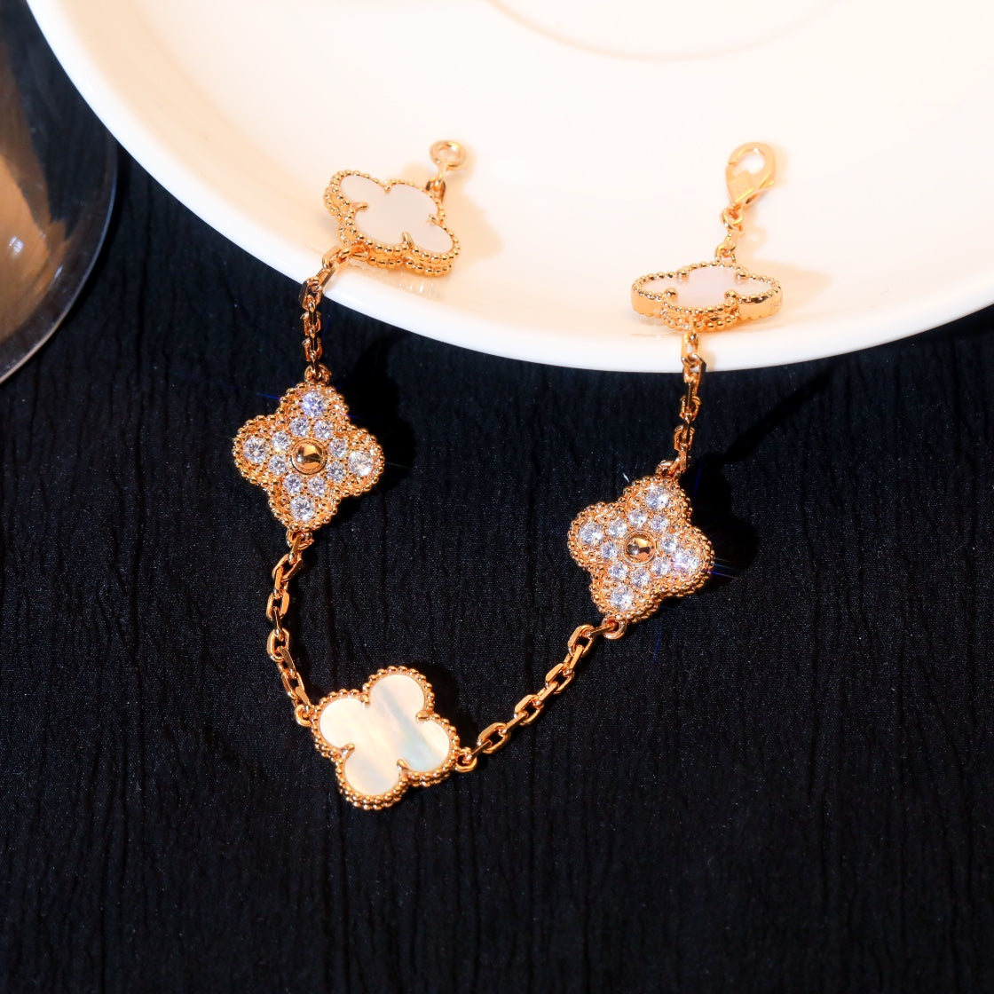 [AuraEcho]CLOVER BRACELET 5 MOTIF WHITE MOP DIAMOND