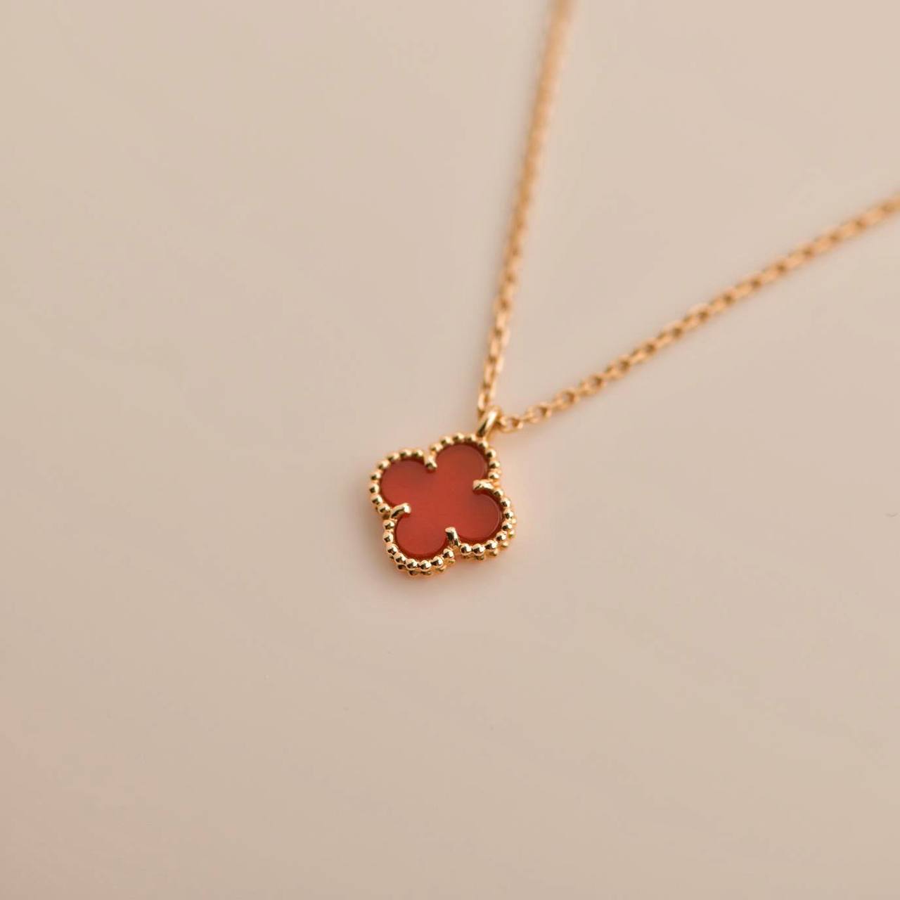 [AuraEcho]CLOVER MINI 9.5MM WHITE CARNELIANS NECKLACE